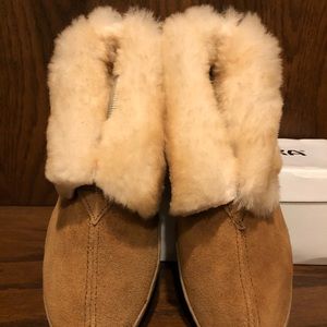 Minnetonka Moccasin Sheepskin Ankle Boots
